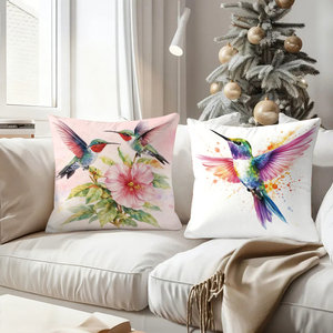 Des colibris et des fleurs aux couleurs vives ornent des coussins douillets dans un décor festif. - Product Image 4