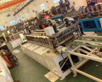 Machine de formage de panneaux de rayonnage haute précision avec tolérance de ±0,3 mm et contrôle par servomoteur