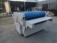 Presse automatique pour le thermocollage des cols en tissu