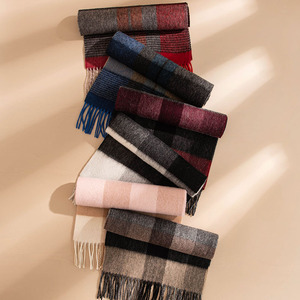 Bufanda de Lana a Cuadros Vintage Estética de Selección Premium para un Uso Versátil - Product Image 2