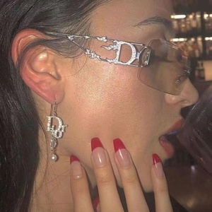 Occhiali da Sole Senza Montatura per Donne, Design Avvolgente con Aste in Metallo Traforato, Lenti Sfumate UV400, Stile Trendy Y2K per Guida e Feste - Product Image 4