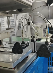 Braço Robótico Colaborativo AUBO C5 com Gabinete de Controle para Aplicações de Carga e Descarga de Aparelhos de Barbear Elétricos - Product Image 4