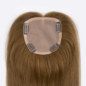 ท็อปเปอร์ผมแท้ยุโรปแบบลอนลึกสีบลอนด์สั่งทำพิเศษ ขนาด 5x5 นิ้ว ความหนาแน่น 130% ฐานลูกไม้ PU ติดแฮนด์เมด พร้อมหน้าม้าสั่งทำพิเศษ - Product Image 4