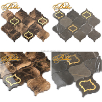 Revêtement mural contemporain en mosaïque de marbre avec incrustations de laiton opulentes, surface brillante, décoration intérieure, élément décoratif élégant