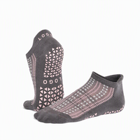 Chaussettes de yoga antidérapantes, chaussettes de Pilates à grip, chaussettes de studio basses à la cheville, chaussettes de fitness confortables et respirantes à semelle intégrale avec grip OEM ODM
