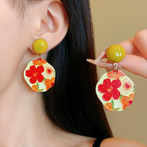 Boucles d'oreilles personnalisées de style <span class=keywords><strong>vacances</strong></span> irrégulières Boucles d'oreilles fleur rouge acrylique à la mode Cadeau pour les femmes - Product Image 2
