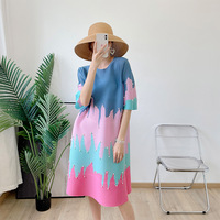 Robe plissée style Miyake, taille unique, à manches courtes, très extensible, ornée de perles, motif color block et motif goutte à goutte, vente en gros
