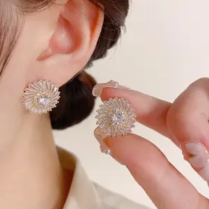 Köpüklü ayçiçeği saplama küpe-kadınlar için zarif ve göz alıcı kulak takı