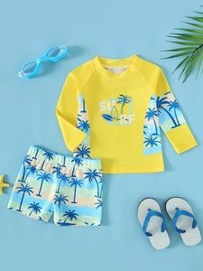Ensemble deux pièces en polyester pour garçons, <span class=keywords><strong>maillot</strong></span> <span class=keywords><strong>de</strong></span> <span class=keywords><strong>bain</strong></span> d'été, imprimé SURF, fond jaune, manches longues, short rayé à imprimé complet <span class=keywords><strong>de</strong></span> noix <span class=keywords><strong>de</strong></span> coco - Product Image 1