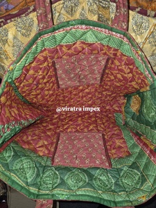 Lote de bolso de hombro Reversible hecho a mano en Vintage Saree Diamond Quilting con bolsillo interior - Product Image 3