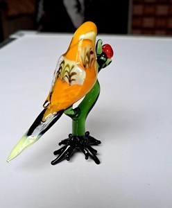 Figurine d'oiseau en verre soufflé à la main, perroquet orange et jaune sur branche verte avec baie rouge, artisanat décoratif à thème animal fait main - Product Image 2