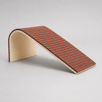 Grattoir pour chat Wave Cat Scratcher Large en liège teinté et carton ondulé avec base inclinée 405x270x175mm