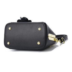 Sacs à main pour femmes en cuir PU brillant de haute qualité, à bandoulière, avec pendentif fleur, vente en gros - Product Image 4