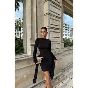 Robe de soirée noire de créateur, coupe bal, manches courtes, taille XS, formelle, avec sequins et strass, fente haute, élégante, longueur ras du sol - Product Image 4