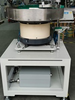 Alimentateur à ressort vibrant avec disséminateur de conception propre pour une alimentation automatique sans causer de dommages.