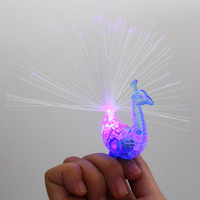 Vente en gros Lumière LED clignotante Lumière LED pour en fibre de doigt Lumière de doigt laser de couleur amusante pour la fête