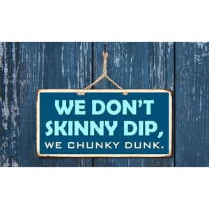 StickerPirate 1073 HS We Dont Skinny Dip We Chunky <span class=keywords><strong>Dunk</strong></span> Panneau décoratif suspendu en <span class=keywords><strong>aluminium</strong></span> - Product Image 5