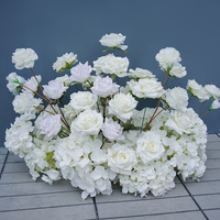 Arrangement floral de roses blanches et d'hortensias S-A8147, chemin de table pour canapé, fleur de sol