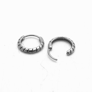 Aretes Huggie yunnique de Acero de Titanio, Unisex, Diseño Geométrico para Uso Diario, Otoño 2024, Hechos en Guangzhou - Product Image 2