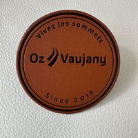Étiquette en Cuir Personnalisée de Haute Qualité avec Logo en Relief pour Sacs et Jeans