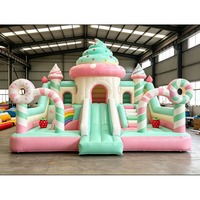 Château gonflable Candy Land avec toboggan, design mignon sur le thème des desserts, pour fêtes d'enfants, maternelles et aires de jeux