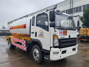 รถบรรทุกถังบรรจุก๊าซ LPG HOWO ขนาด 10 ลูกบาศก์เมตร รถขนส่งก๊าซ LPG แบบ Bobtail พร้อมหัวจ่ายสำหรับเติมถังก๊าซ LPG - Product Image 2