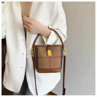 Großhandel Niedliche Karierte Bucket Bag aus PU-Leder mit Kurzem Griff und Langem Riemen in Khaki für Frauen, Alltag, Arbeit, Reisen und als Geschenk