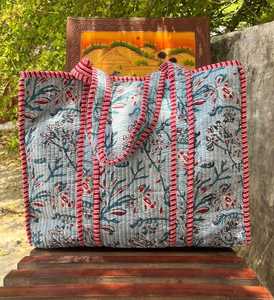 Sac de transport matelassé en coton, multifonctionnel, en tissu imprimé traditionnel, avec rembourrage doux, sac à bandoulière pour voyage et shopping - Product Image 1