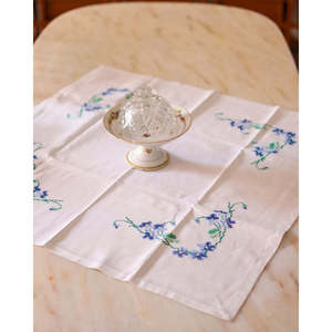 Mantel Individual Cuadrado de Lino Pesado con Bordado de Punto de Cruz y Dobladillo, Dimensiones 82x82 cm - Product Image 6