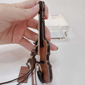 Vente en gros <span class=keywords><strong>de</strong></span> porte-clés en cuir fait main pour violon, sac cadeau pour violon, cadeau promotionnel personnalisé pour le <span class=keywords><strong>magasin</strong></span> <span class=keywords><strong>d</strong></span>'instruments <span class=keywords><strong>de</strong></span> <span class=keywords><strong>musique</strong></span> - Product Image 5