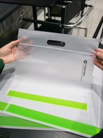 Sac d'emballage transparent givré épaissi avec logo personnalisé, sac à fermeture éclair haut de gamme pour vêtements, t-shirts, sac auto-scellant souple