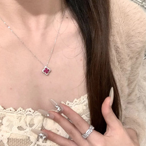 Collier Pétale Trèfle à Quatre Feuilles Scintillant en Zircon Rubis Rouge, Chaîne de Clavicule en Acier Inoxydable Plaqué Or Véritable 18K, Anti-ternissement - Product Image 4