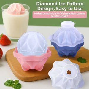 Moule à glaçons en silicone de qualité alimentaire, forme diamant, et moule à boules de glace intégrées pour whisky, boissons fraîches et boissons estivales - Product Image 4