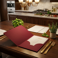Porte-documents de présentation haut de gamme rouge bordeaux foncé et crème pour restaurants gastronomiques et menus de chefs privés