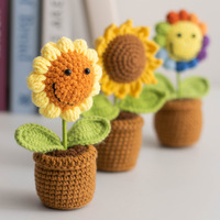 Ornement floral tricoté à la main en fil de coton écologique, petite décoration de plante en pot pour la remise des diplômes, la fête des pères, Noël