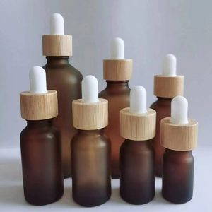 Flacon en verre vert givré de 50 ml avec tube blanc et anneau en bambou/bois ; impression personnalisée et sérigraphie disponibles. - Product Image 4