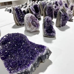 Grande Geode di Ametista Viola Naturale Brasiliana, Cristallo Grezzo per Decorazione Casa Feng Shui, Cluster Completo di Cristalli KF-850063 - Product Image 5