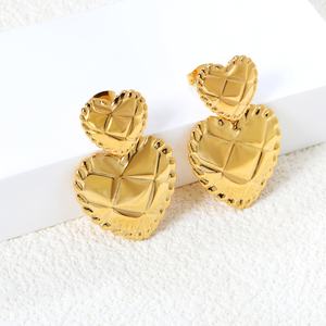 Pendientes de Acero Inoxidable Hipoalergénicos, Ligeros y Modernos para Mujer, Chapados en Oro de 18K, con Doble Capa y Textura de Corazón - Product Image 3