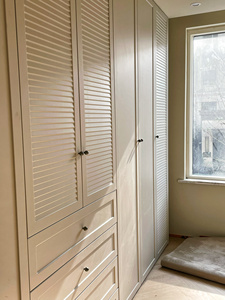 Système d'armoire Balom moderne à la française Portes unies à persiennes Tiroirs intégrés Rangement personnalisable Chambre à coucher Meubles de maison - Product Image 6