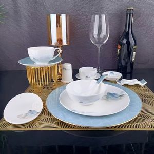 ชุดอาหารค่ำหรูหราทำจากเซรามิกเนื้อ Bone China สีขาว พร้อมขอบทอง ประกอบด้วยจาน ชาม ถ้วย และจานรอง สำหรับงานแต่งงาน ร้านอาหาร และใช้ในบ้าน - Product Image 5