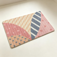 Maßgefertigte Orientalische Polyester Geometrische Farbblock-Fußmatte Rutschfeste PVC-Rückseite Rosa Blau Gestreifter Bodenteppich für Innenbereich Eingang