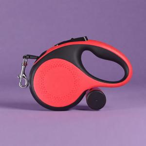 Correa Retráctil de Lujo para Perros de 5 Metros, Roja/Negra, Duradera, con Dispensador de Bolsas para Excrementos de Liberación Rápida, para Perros de hasta 30 kg, Venta al por Mayor - Product Image 1