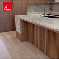 Meuble de cuisine moderne en placage de noyer avec panneaux à détails cannelés, îlot à lattes et quartzite Taj Mahal demi-cascade
