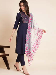 Ensemble prêt-à-porter décontracté pour femme, magnifique kurta d'été en rayonne bleu marine brodée à col en V avec pantalon et dupatta – Prix abordables - Product Image 4
