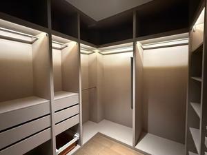 Cabina Armadio Moderna di Lusso su Misura con Illuminazione LED e Multi-Scomparti - Product Image 4