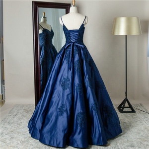 Vestido de Gala Azul Marino y Borgoña para Quinceañera, Largo hasta el Suelo, con Escote Corazón Bordado y Diseño sin Mangas - Product Image 2