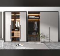Solution de rangement : Armoire moderne en bois clair avec cadre noir, éclairage intelligent, rangement multi-zones, système de suspension et de tiroirs pliables