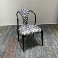 Chaises de salle à manger rembourrées en fer tubulaire noir brillant de style bohème moderne pour restaurant haut de gamme et café