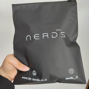 Sac à fermeture éclair noir personnalisé à faible MOQ avec logo, pour emballage de vêtements (jeans homme, vêtements femme), sac en plastique à fermeture éclair pour petites entreprises - Product Image 4