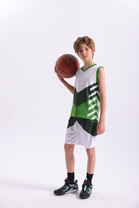 Ensemble d'uniformes de <span class=keywords><strong>basket</strong></span>-ball en polyester vert 10 pièces pour garçons vêtements de sport pour enfants Logo de nom d'équipe imprimé numérique respirant pour l'été - Product Image 3